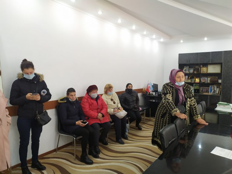 Жители затопленных домов в Комрате третью неделю выходят к зданию Исполкома, а их отправляют в примарию. Что говорит примар
