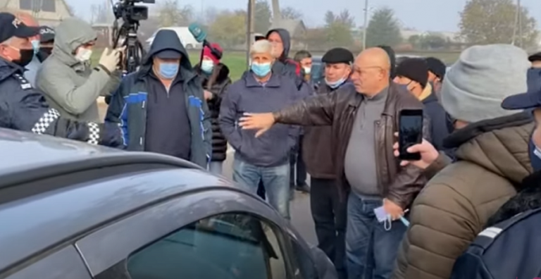 (Видео) Ветераны не пропустили автомобиль с пассажирами на избирательный участок в Варнице