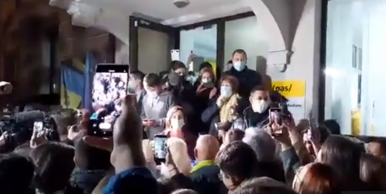 (ВИДЕО) Молодые сторонники PAS собрались у офиса партии. К ним вышла Майя Санду