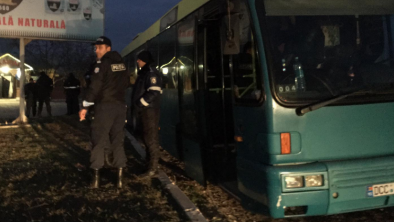(Фото) Полиция, ветераны и местные активисты все еще стоят на блокпосту в Варнице