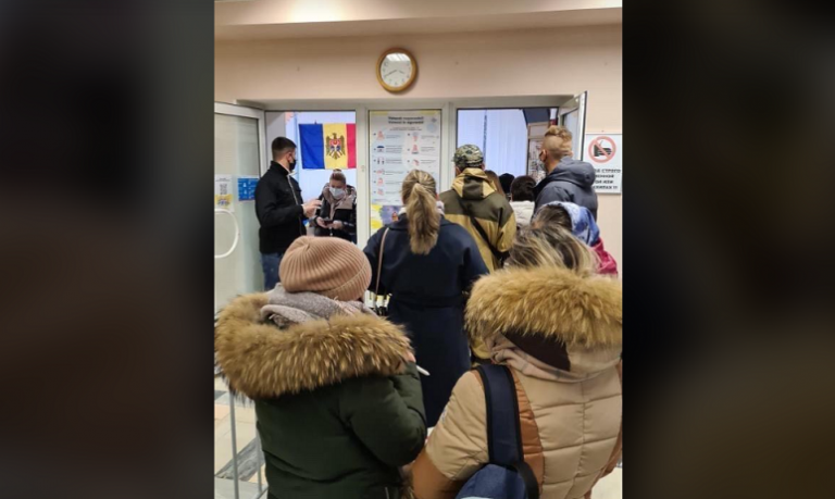 (Видео/фото) На одном из избирательных участков в Москве образовалась очередь избирателей
