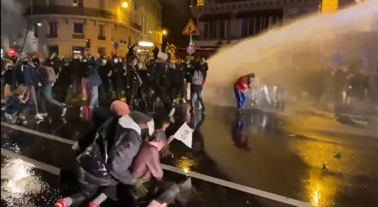 (Видео) Полиция Парижа задержала десятки участников акции против запрета публиковать фото силовиков