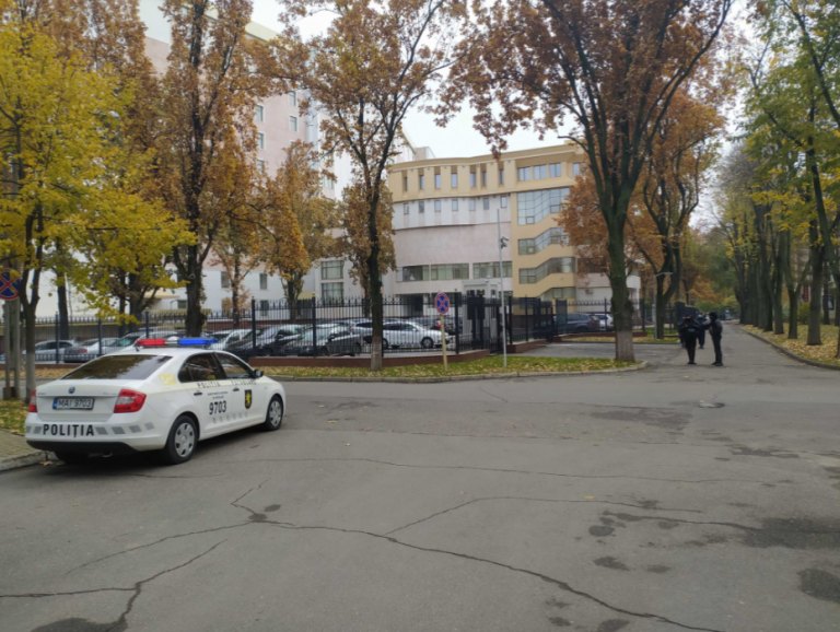 (Фото) В Парламенте Республики Молдова проходит заседание. Здание по-прежнему охраняется