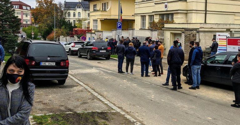 (ФОТО) Огромные очереди на избирательном участке в Праге