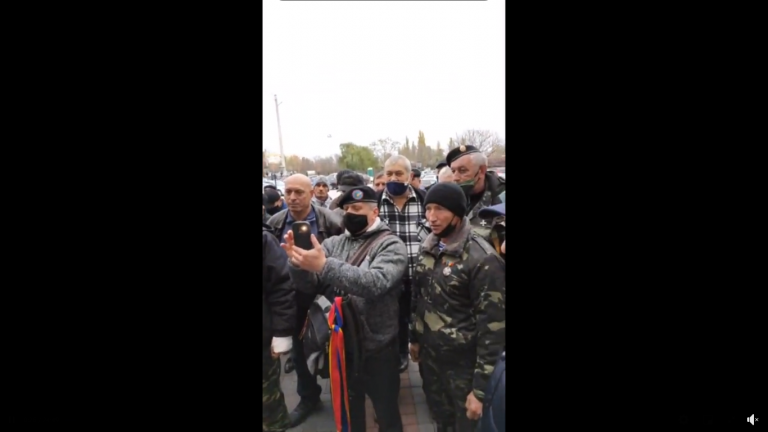 (ВИДЕО) Группа ветеранов, протестовавших в Варнице, пришли к зданию Генинспектората полиции. К ним вышел замначальника учреждения