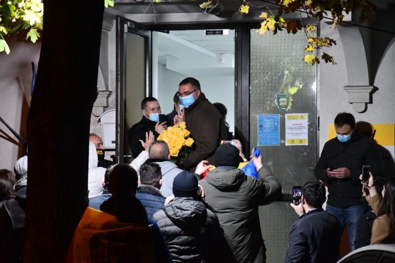 Ренато Усатый с букетом роз пришел в офис PAS, чтобы поздравить Майю Санду