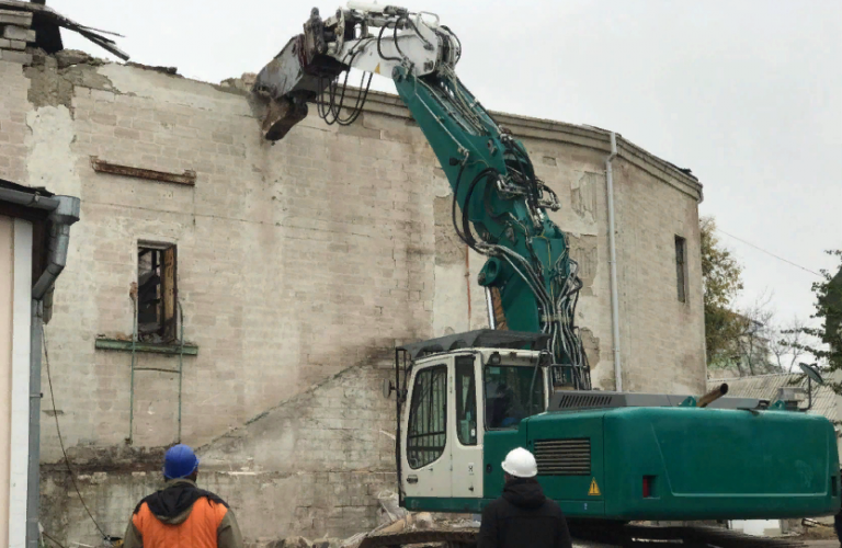 (ВИДЕО) В Национальной филармонии начались работы по демонтажу здания