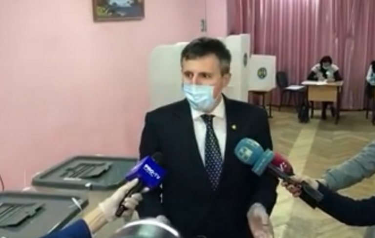(Видео) Дорин Киртоакэ первым из кандидатов проголосовал на выборах президента РМ
