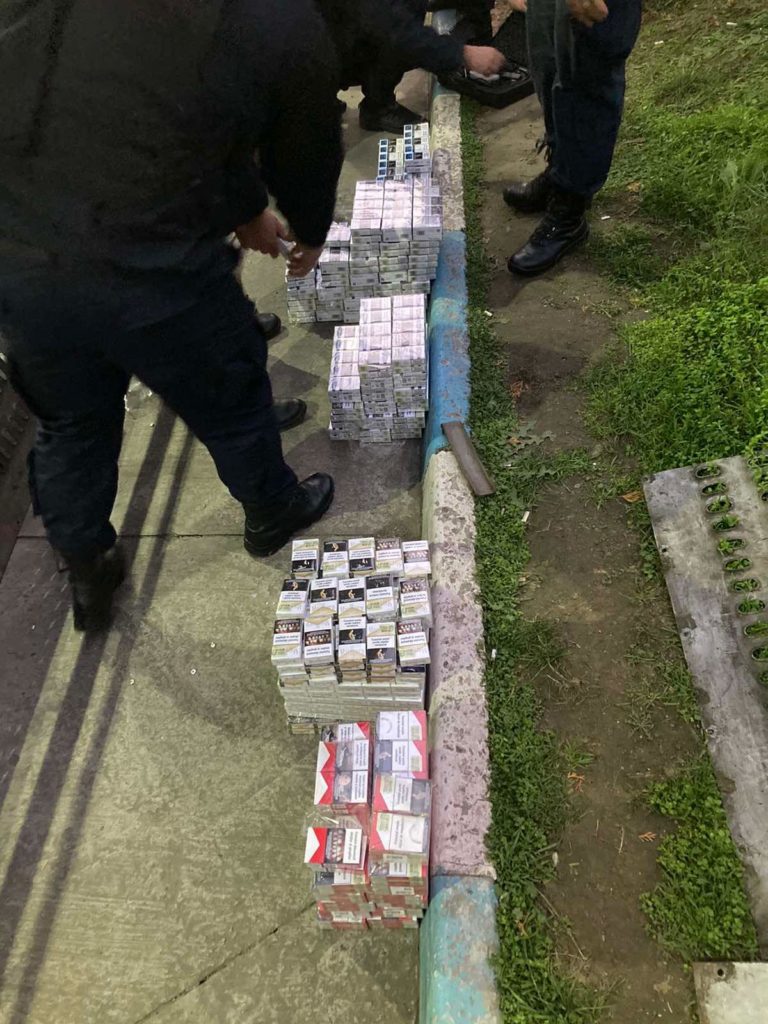 В труднодоступном месте спрятал сигареты мужчина и пытался провести их в ЕС. Об этом узнали таможенники