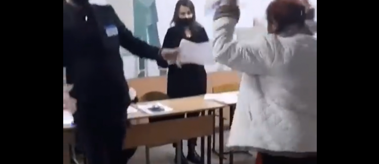 (ВИДЕО) В Бельцах женщина ударила сотрудника избирательного участка