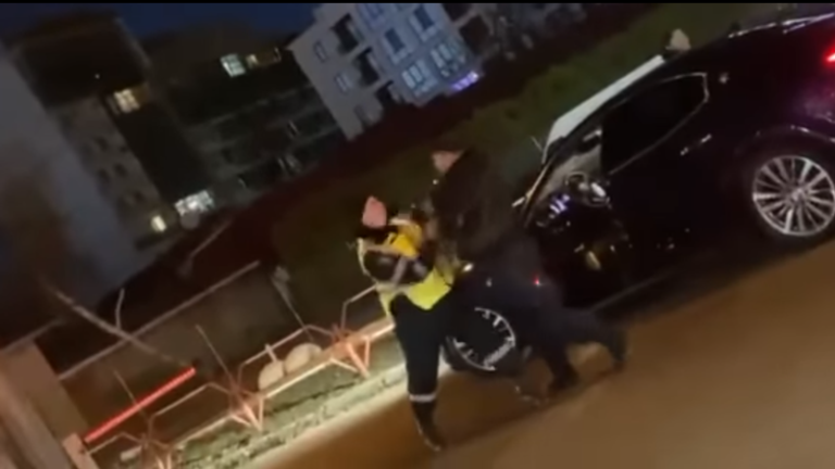 (Видео) В Кишиневе водитель, нарушив ППД едва не сбил патрульного инспектора