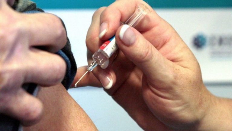 Великобритания первой в мире одобрила использование вакцины Pfizer от коронавируса