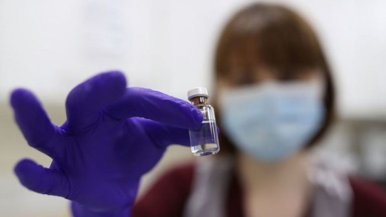 Британия первой из западных стран начинает массовую вакцинацию от коронавируса. Всего заказано 40 млн доз вакцины