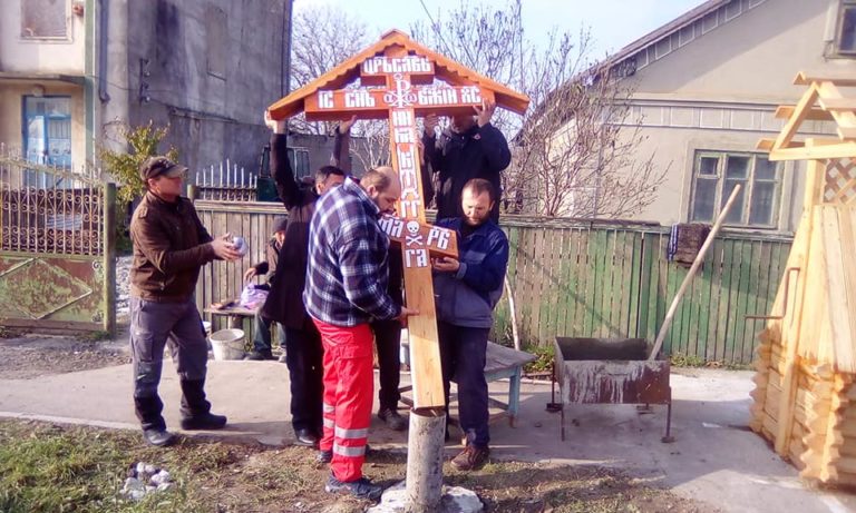 (ФОТО ДНЯ) Борьба с пандемией в Кирсово. В селе установили крест от «вредоносного поветрия»