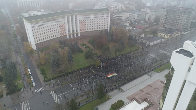 ФОТО ДНЯ: Сотни человек вышли на протест, организованный избранным президентом Молдовы