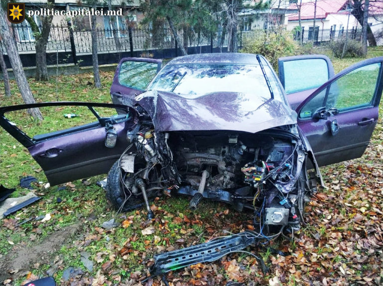 (Фото) В Кишиневе пьяный 18-летний водитель не справился с управлением и врезался в столб. Пассажир доставлен в больницу