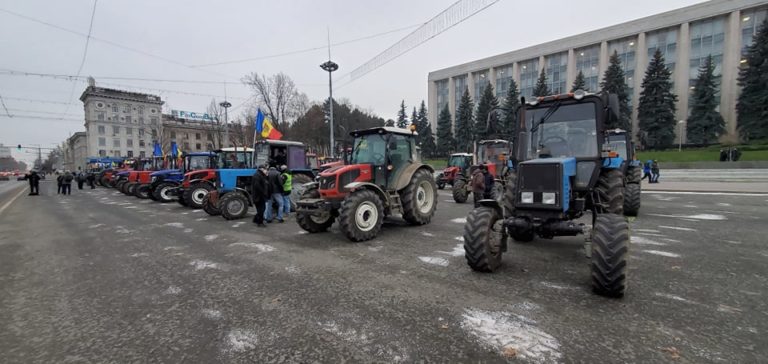 (Фото) Фермеры пригнали технику к зданию Правительства в центр Кишинева