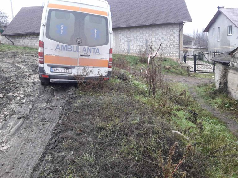 (ФОТО) Машина скорой помощи съехала с трассы на пути к пациенту. Потребовалась помощь спасателей