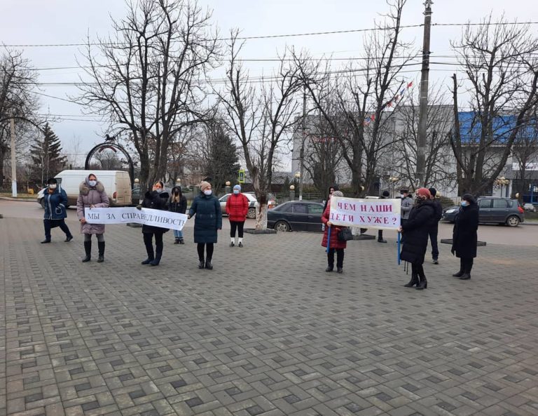 (ВИДЕО) Похоронный марш на протесте в Комрате. Как это объяснили организаторы?