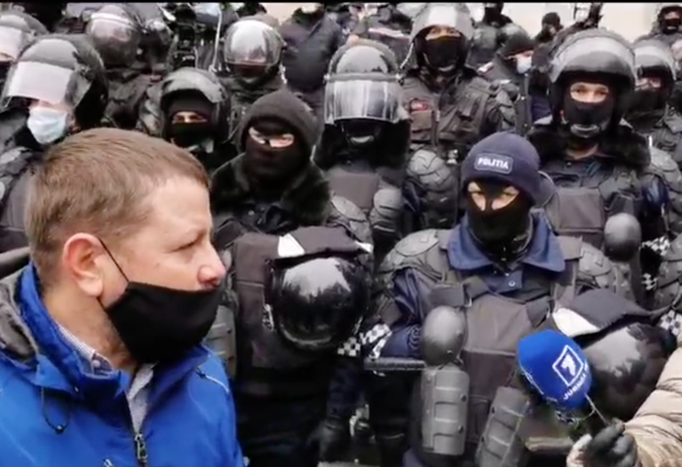 Фермеры ушли, но сельхозтехнику оставили у здания Правительства РМ