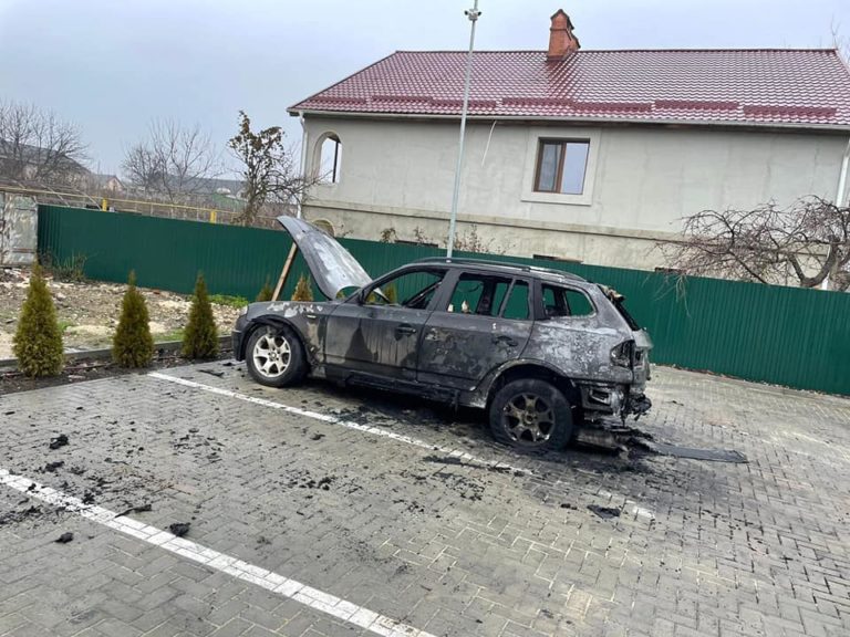 (Видео/фото) Два автомобиля фермера из города Каушаны подожгли этой ночью