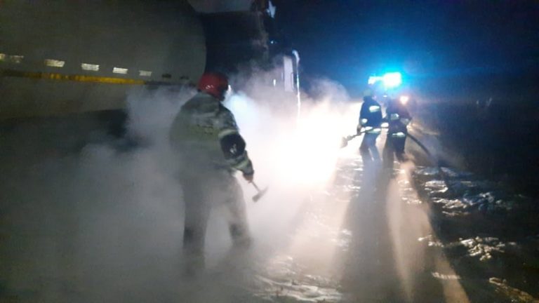 (ФОТО) На трассе вблизи города Вулканешты загорелась автоцистерна с 26 тоннами дизельного топлива