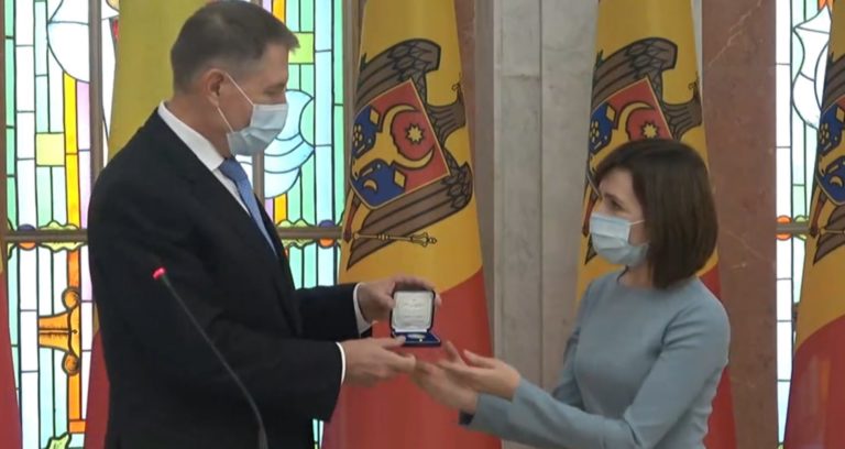 (ВИДЕО) Майя Санду преподнесла символический подарок президенту Румынии