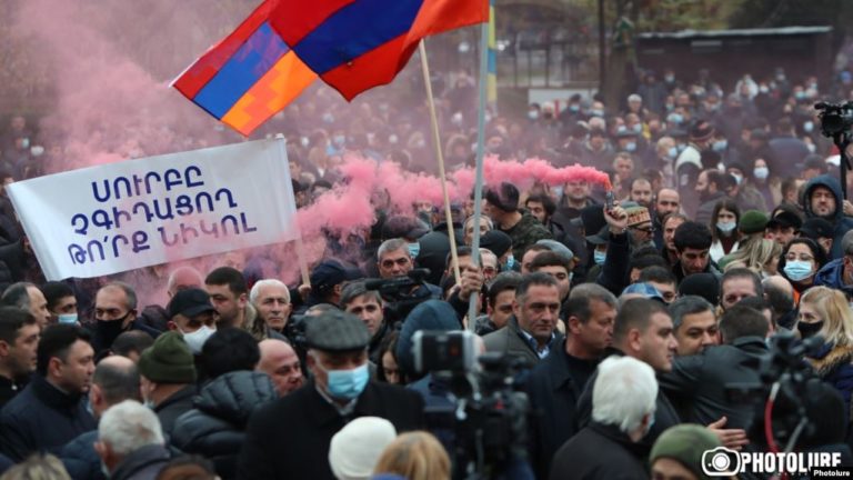 В Армении оппозиция объявила о начале акций гражданского неповиновения. В Ереване начались задержания