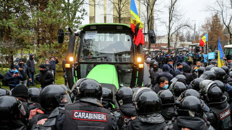 Водители поддерживают фермеров: в знак солидарности колонна микроавтобусов будет двигаться и сигналить на площади