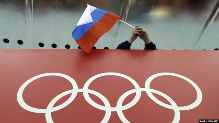 Спортсмены из РФ не смогут выступать под флагом страны до конца 2022 года