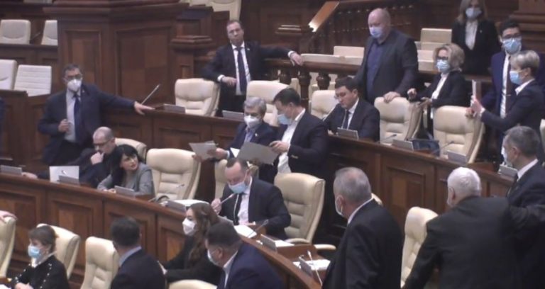 Скандал в Парламенте. Влад Батрынча ведет заседание и ставит на голосование все проекты, включенные в повестку дня