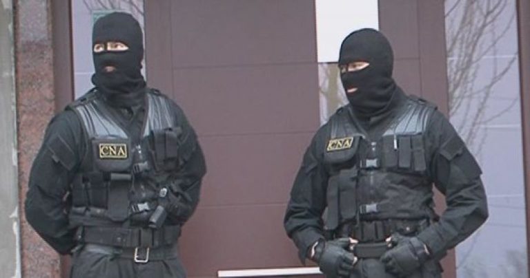 18 тыс. леев за изменения в документе: CNA задержал с поличным сотрудницу кадастра из Кишинева