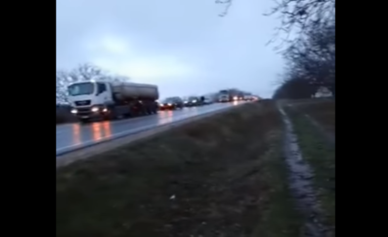 (Видео)Ни пройти, ни проехать: из-за гололёда десятки грузовиков встали на дороге вблизи Сорок