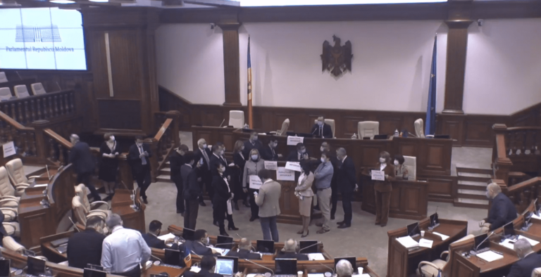 Депутаты вернулись в зал заседаний Парламента, но трибуна все еще заблокирована. Объявлен перерыв на час
