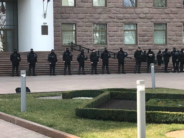 (Видео) Протест у Парламента: правоохранители в масках окружают здание