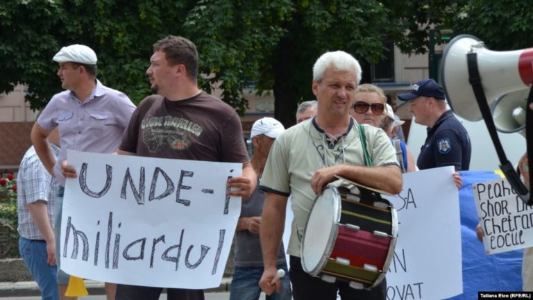 Шесть человек, задержанные месяц назад по делу о банковском мошенничестве, освобождены из-под стражи и помещены под домашний арест