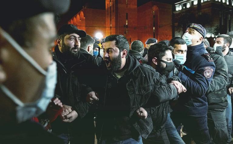Протестующие в Ереване выдвинули ультиматум премьер-министру Армении