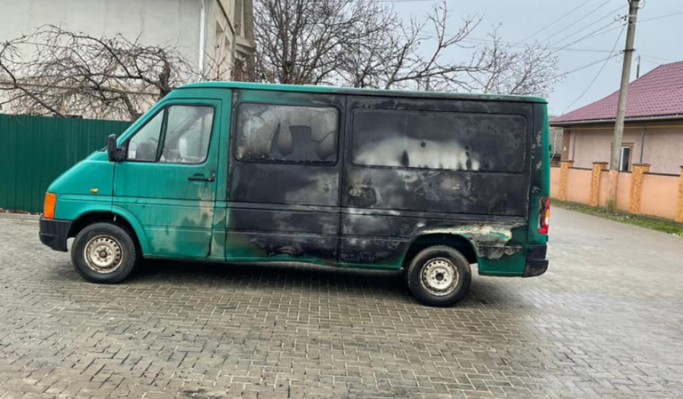(UPD) Полиция ищет тех, кто сжег две машины фермера из Каушан
