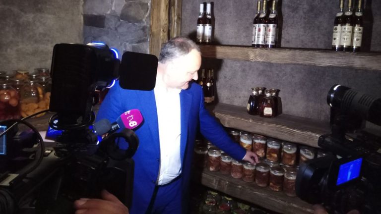 Додон заявил, что забрал тушёнку из Кондрицы к себе домой: «Оставлять её там портиться?»