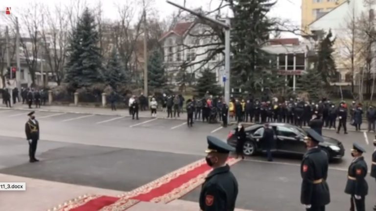 (ВИДЕО) Кику и Гречаный были освистаны перед Дворцом Республики