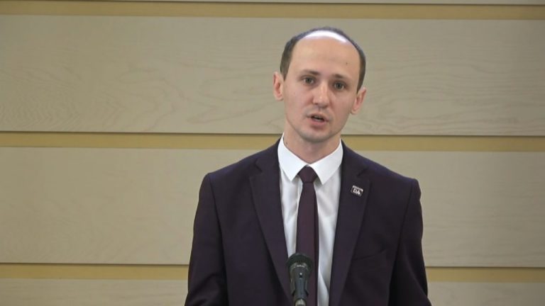 Экс-депутат платформы DA обвиняет власти в непрозрачности: «Без предварительных консультаций»
