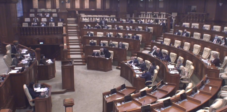 Парламент в двух чтениях одобрил изменение пенсионного возраста