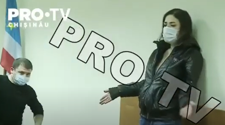 (Видео) Подозреваемая в убийстве своей матери в Комрате рассмеялась в ответ на вопрос журналиста: «Вы понимаете, что вы сделали?»