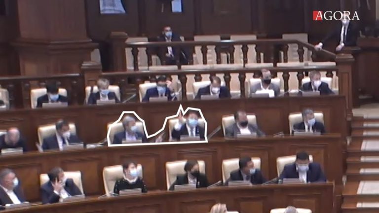 (ВИДЕО) Глава фракции ПСРМ Фуркулица опустил руку депутата Гацкана во время голосования