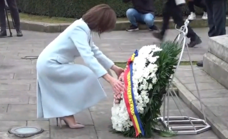 (ФОТО) Президент Майя Санду возложила цветы к памятнику Штефана чел Маре