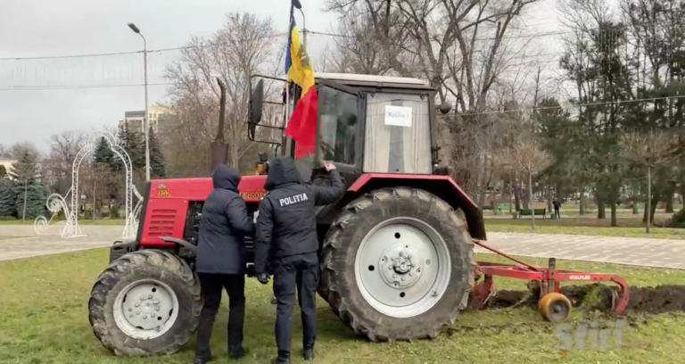(ВИДЕО) «Протестная борозда» на площади у Триумфальной арки. Реакция Иона Чебана