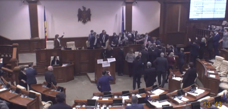 (ВИДЕО) Игорь Гросу облил водой трибуну президиума, чтобы не допустить голосования