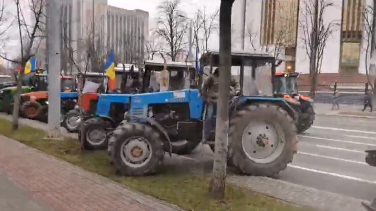 (LIVE) Фермеры продолжают протестовать. Они движутся к зданию Парламента