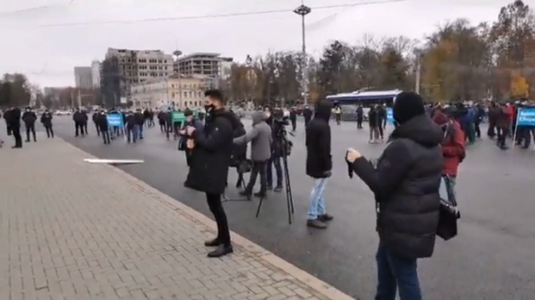 (LIVE) Фермеры протестуют перед правительством: «Вы не можете кормить нас только обещаниями»