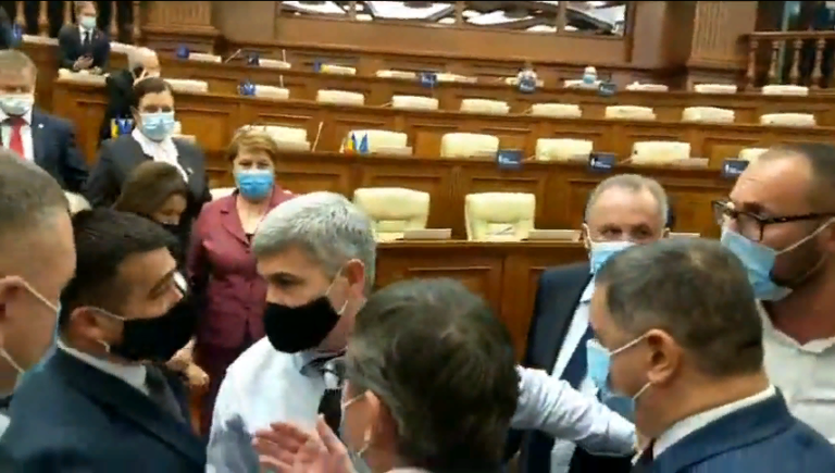 (ВИДЕО) Потасовка в парламенте между депутатами Платформы DA, PAS и ПСРМ
